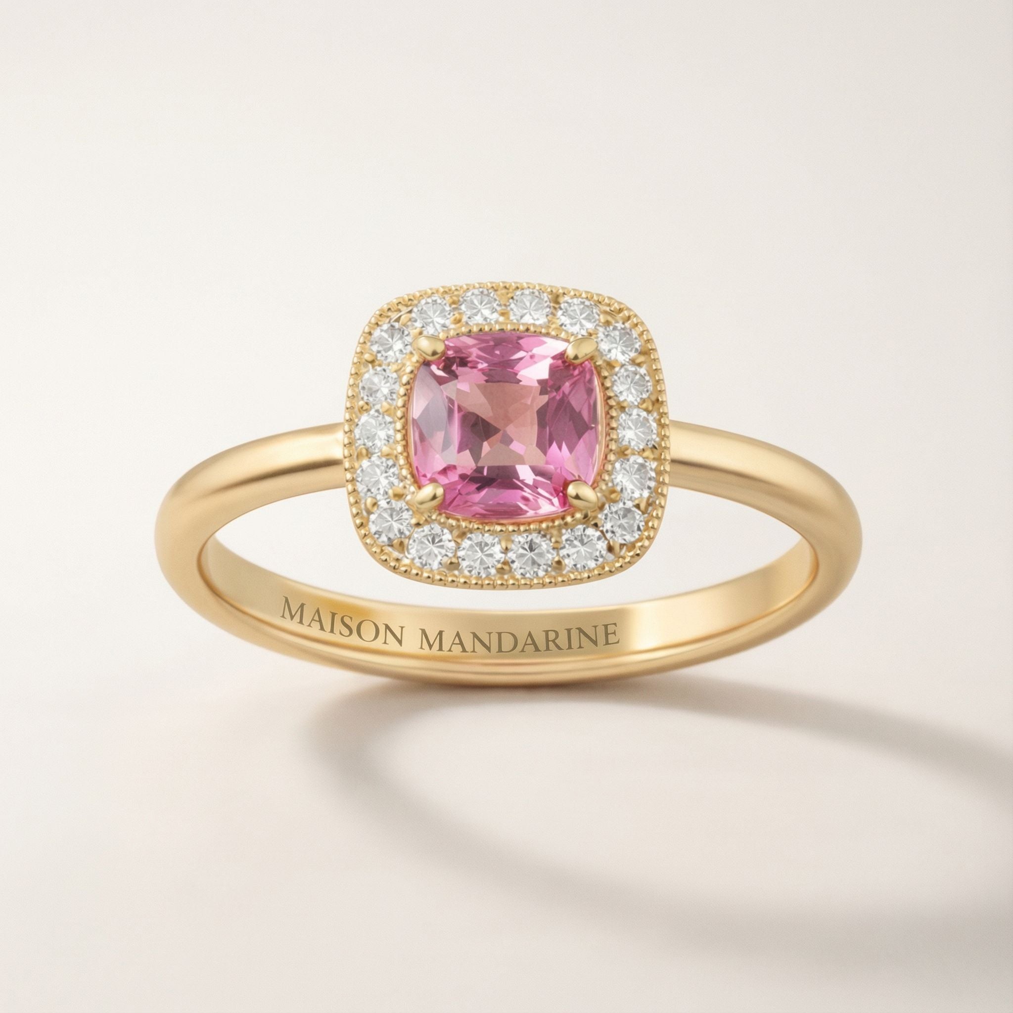 Bague de fiançailles saphir rose coussin entouré de diamants Maison Mandarine