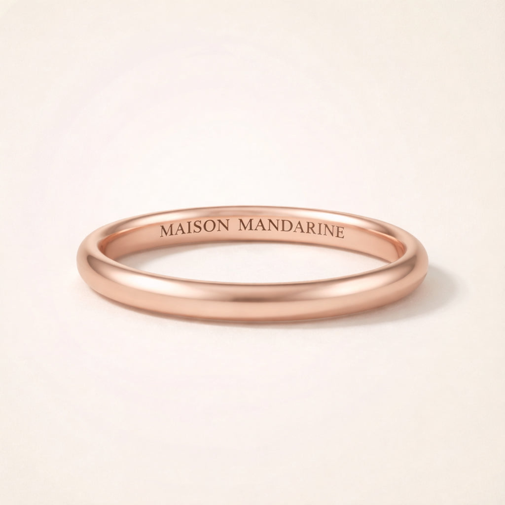 Alliance femme demi-jonc 2 mm en or rose 18 carats recyclé. Bague de mariage classique et minimaliste, façonnée sur mesure par Maison Mandarine.