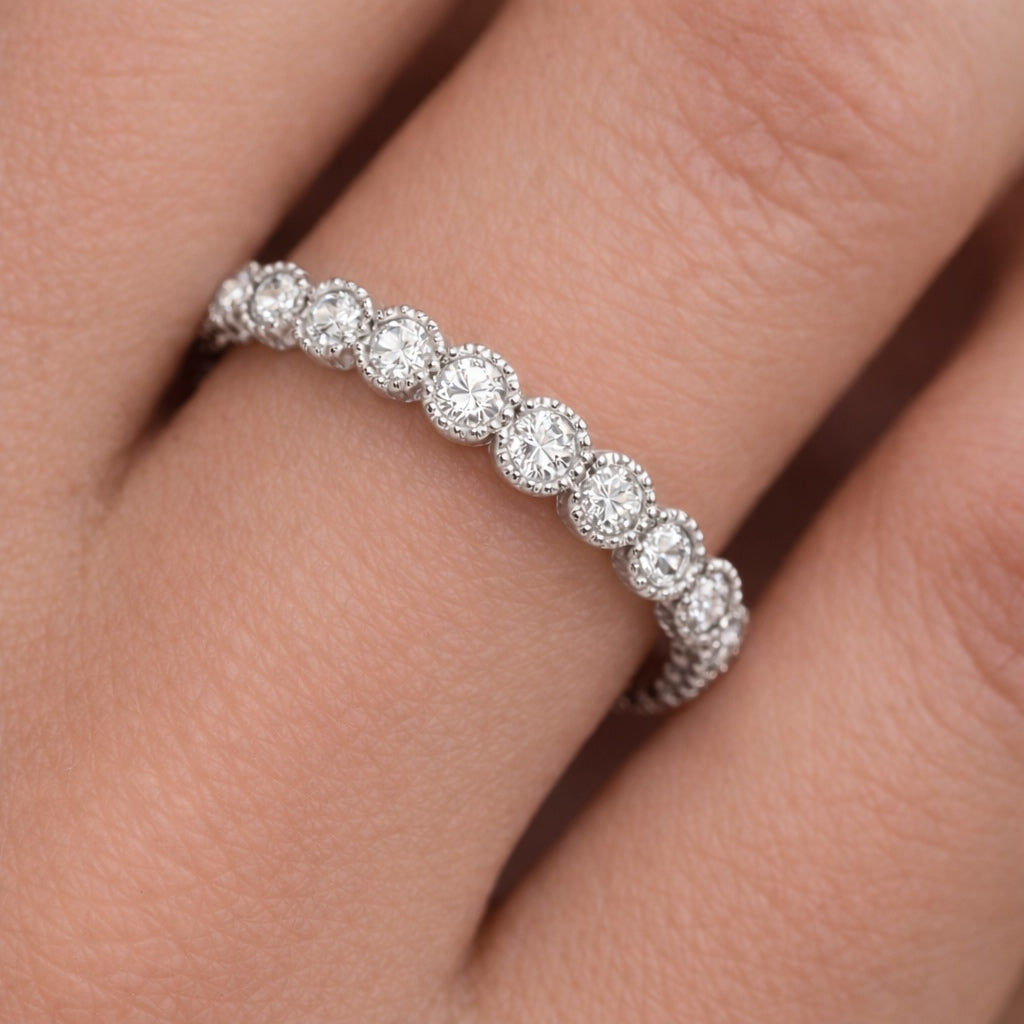Alliance diamant tour complet serti clos perlé en or blanc 18 carats portée sur une main – Maison Mandarine