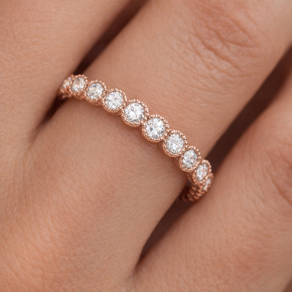 Alliance diamant tour complet serti clos perlé en or rose 18 carats portée sur une main – Maison Mandarine