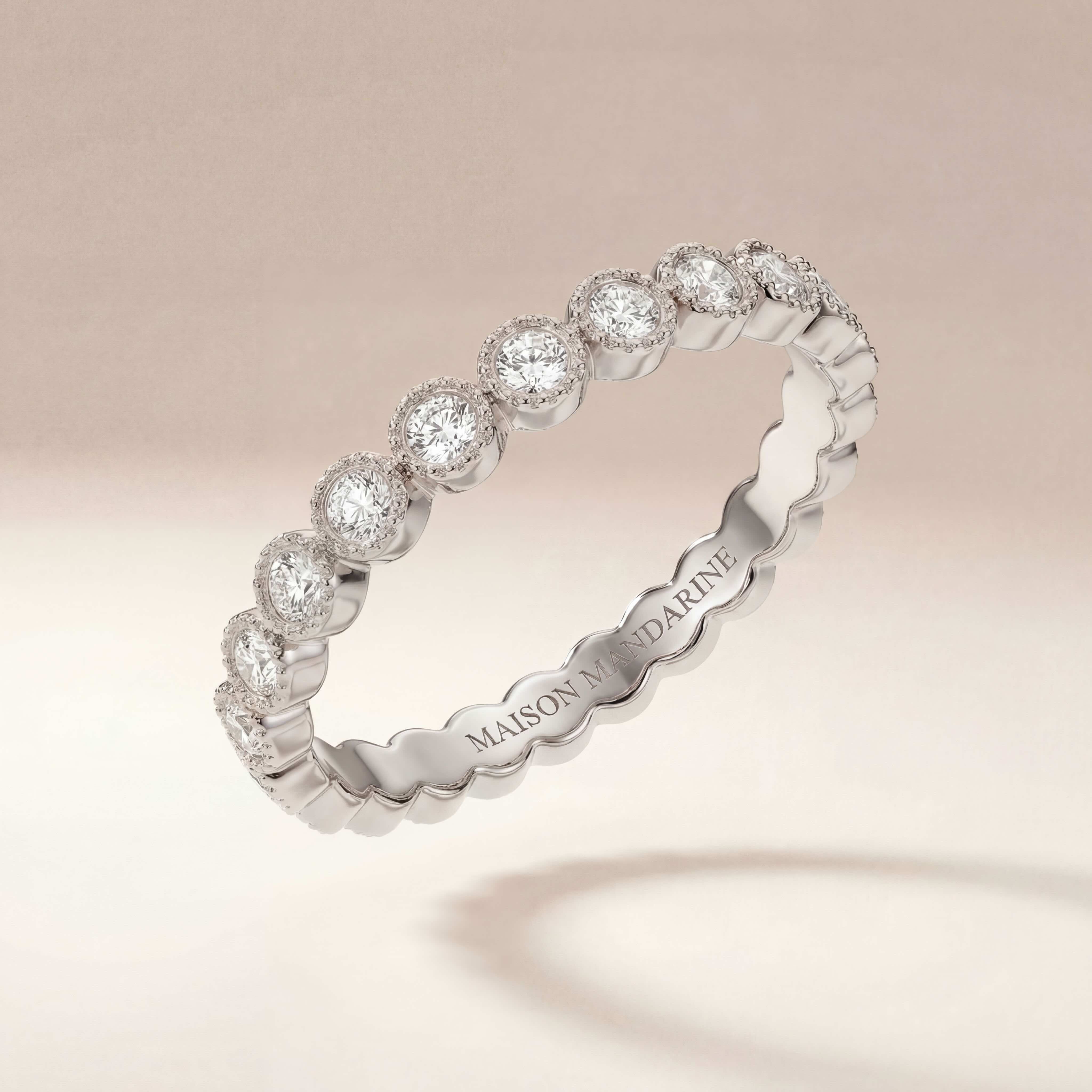Alliance diamant serti clos perlé en or blanc 18 carats, tour complet de diamants avec gravure Maison Mandarine