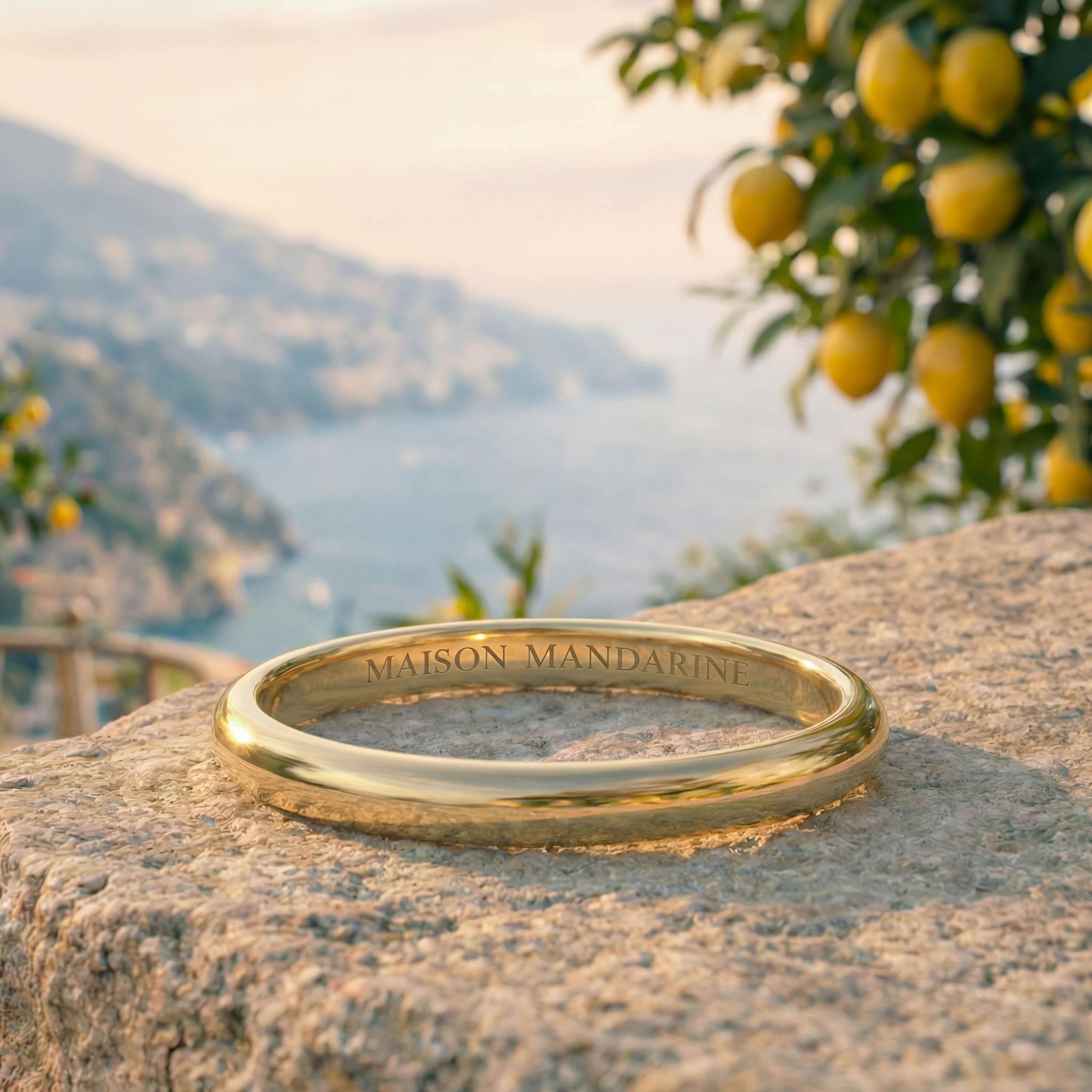 Alliance jonc 2 mm en or jaune 18 carats, bague fine sur pierre avec citronnier et vue mer Méditerranée, Maison Mandarine joaillerie à Paris