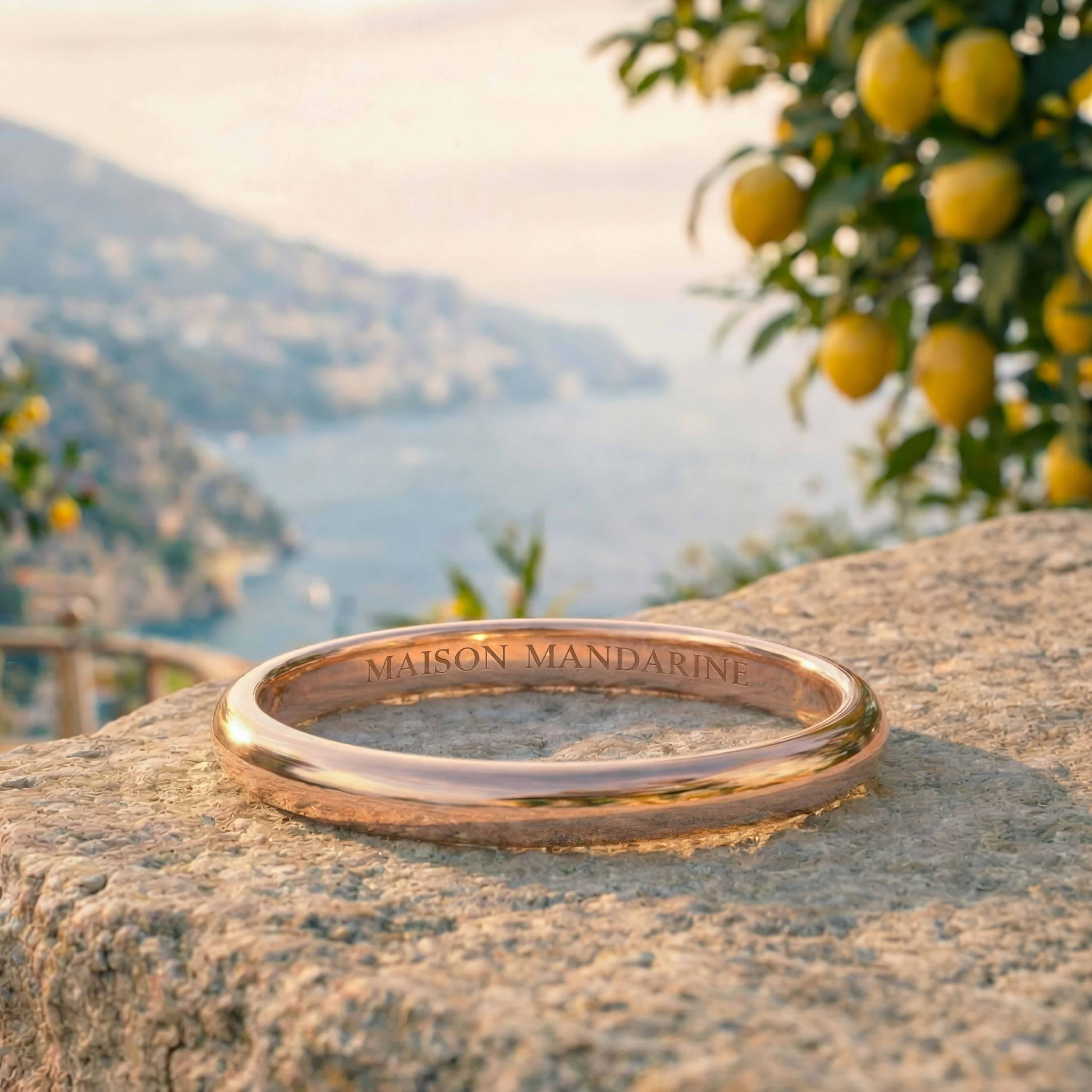 Alliance jonc 2 mm en or rose 18 carats, bague fine sur pierre avec citronnier et vue mer Méditerranée, Maison Mandarine joaillerie à Paris