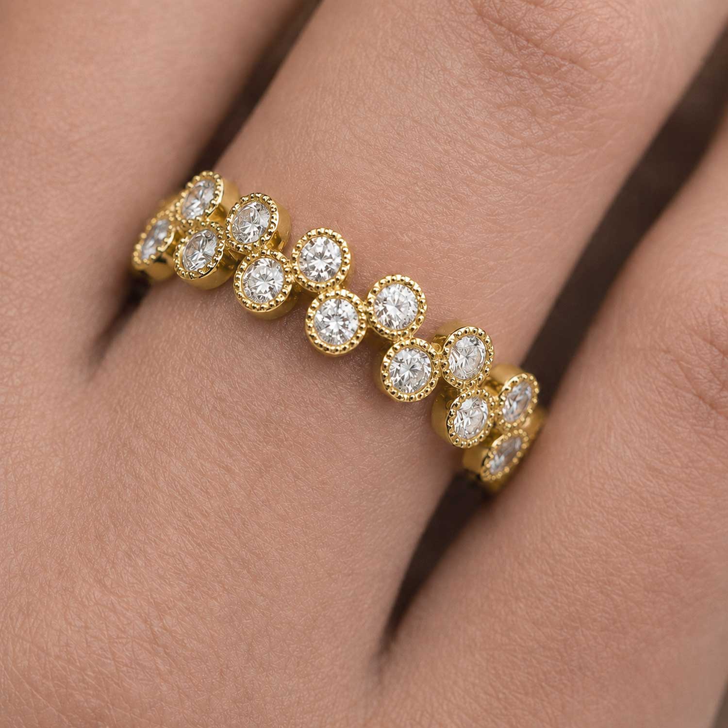 Alliance L’Oranger M en or jaune sertie de deux rangées de diamants en quinconce, portée à la main