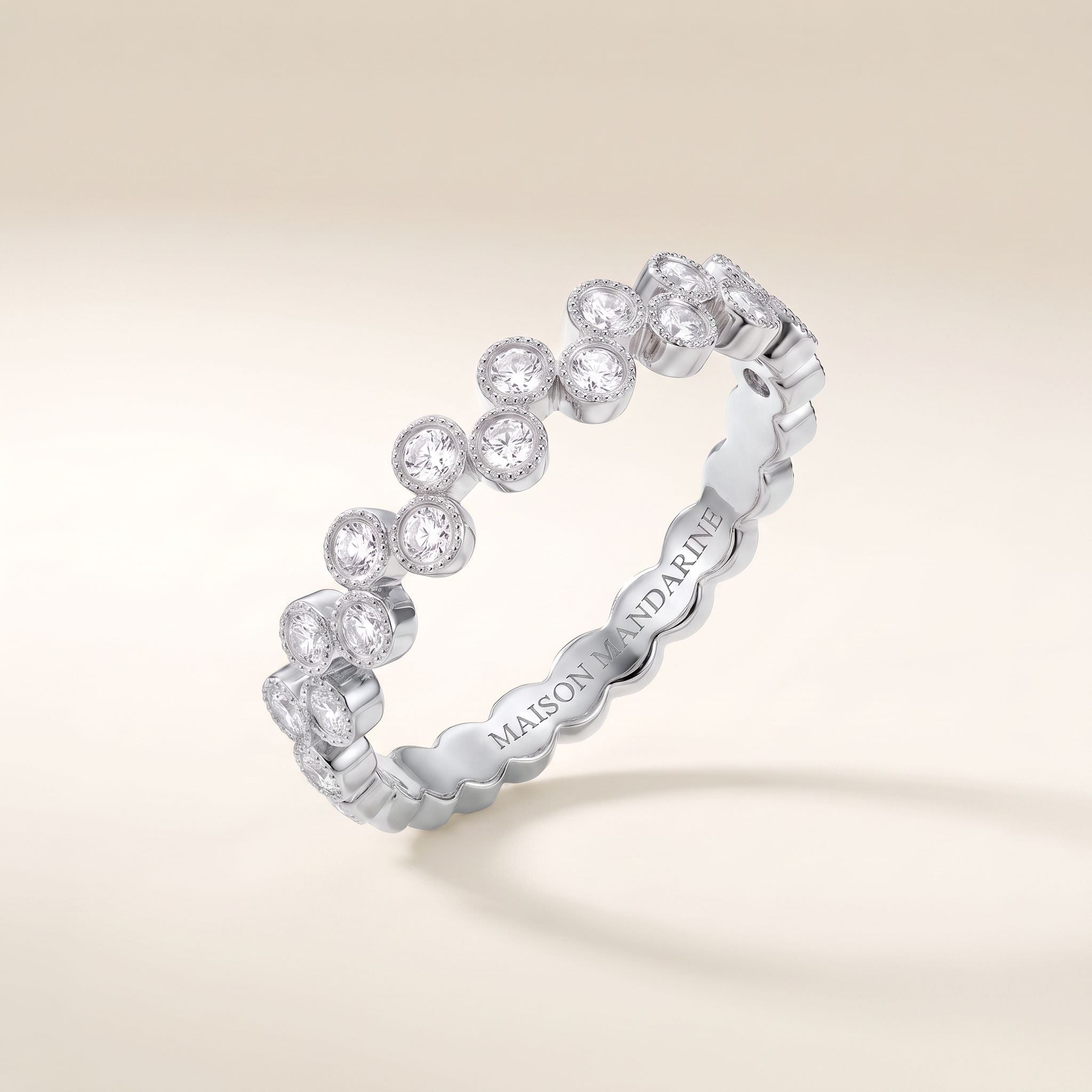Alliance L’Oranger M en platine et diamants en quinconce, vue de trois quarts – Maison Mandarine