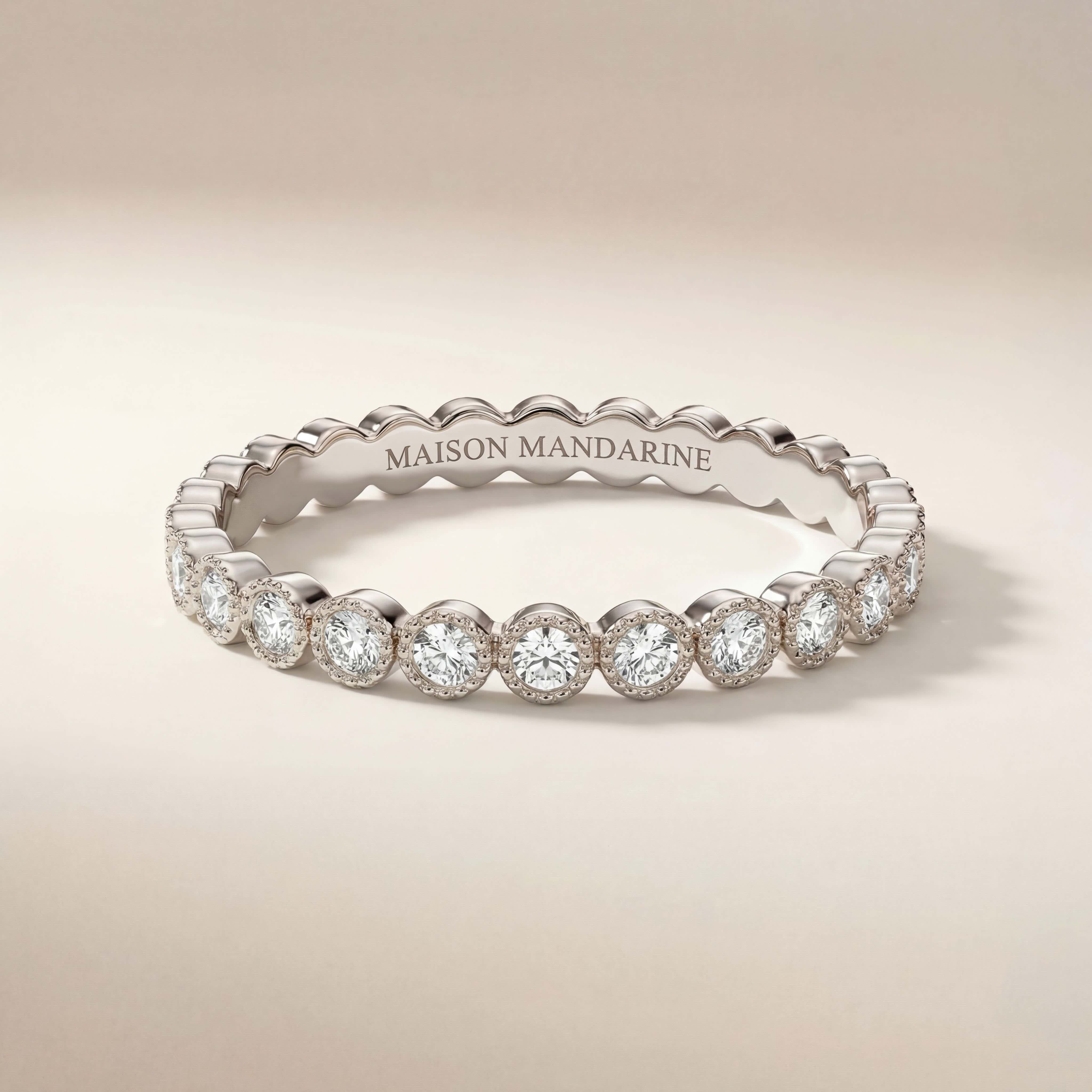 Alliance diamant serti clos perlé en or blanc 18 carats, alliance tour complet gravée Maison Mandarine