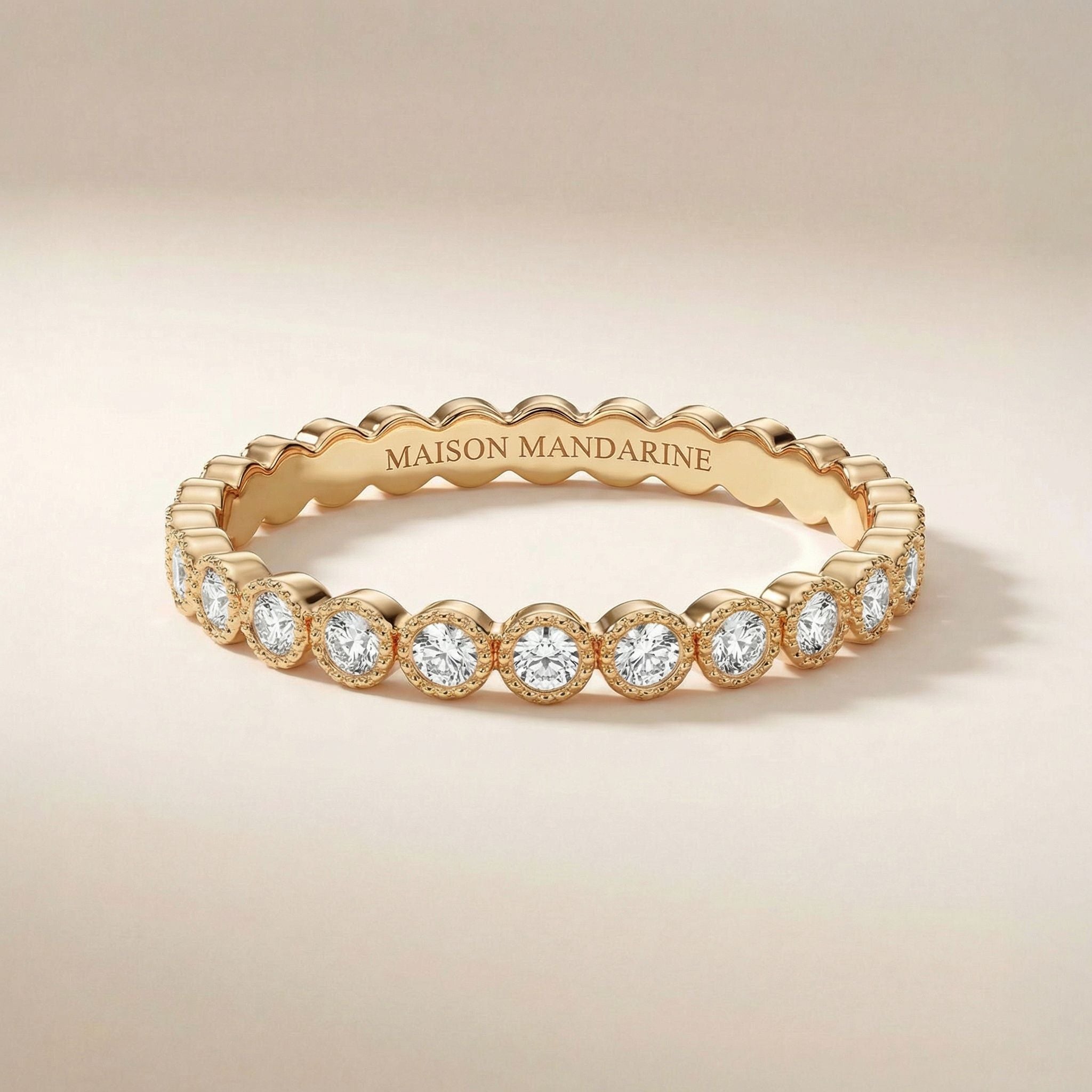 Alliance diamant serti clos perlé en or jaune 18 carats, alliance tour complet gravée Maison Mandarine