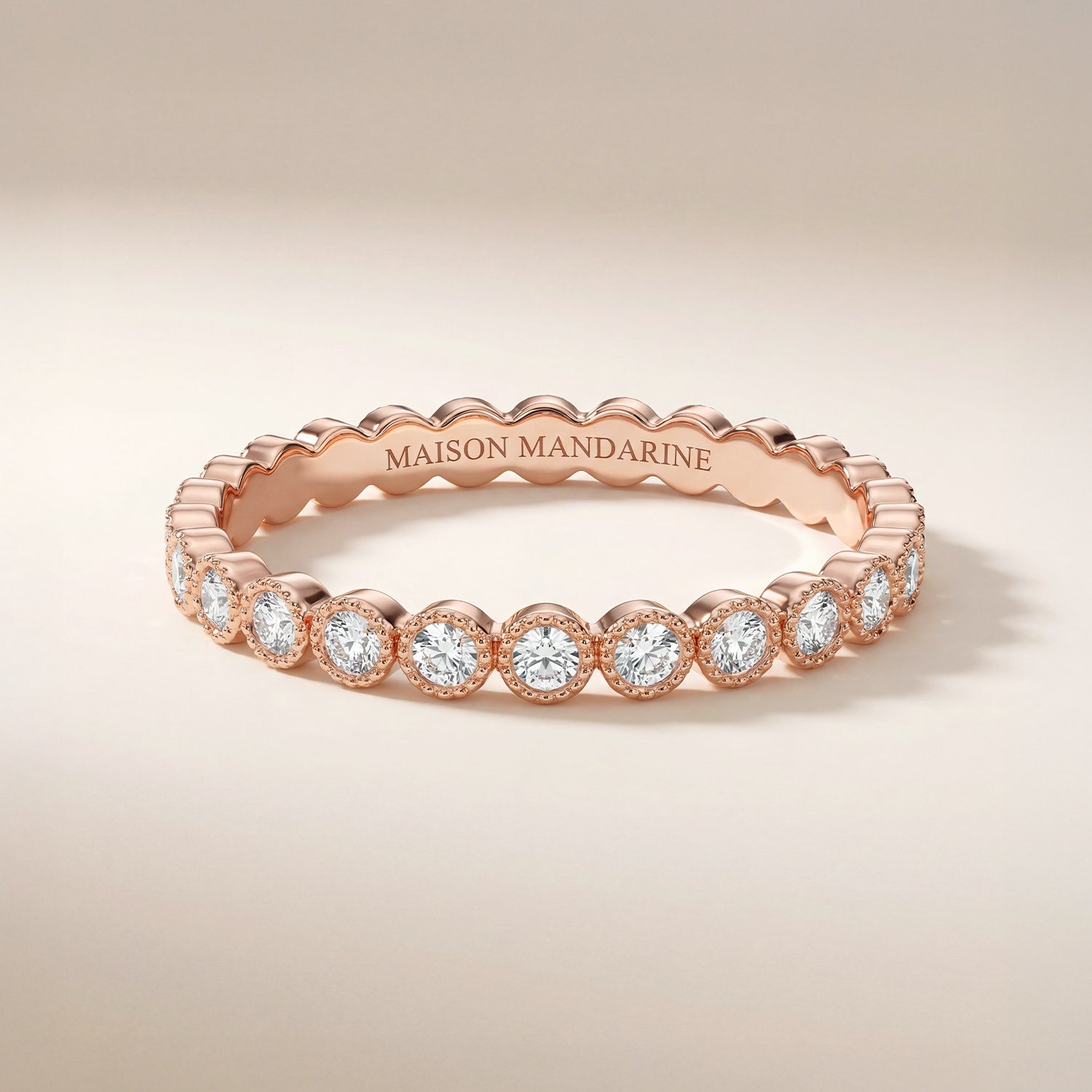 Alliance diamant serti clos perlé en or rose 18 carats, alliance tour complet gravée Maison Mandarine