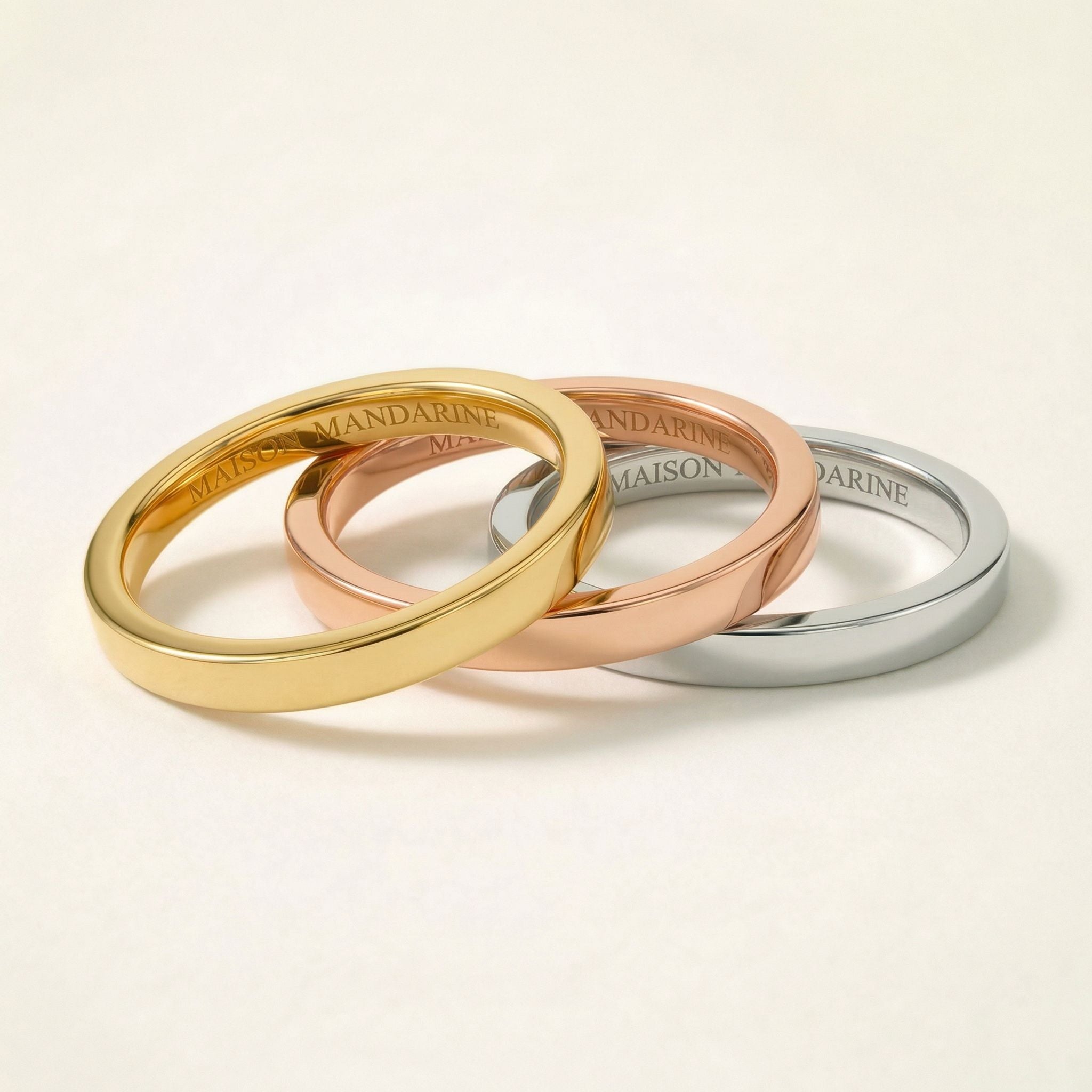 Alliances plates Maison Mandarine en or jaune, or rose et or blanc 18 carats finition brillante
