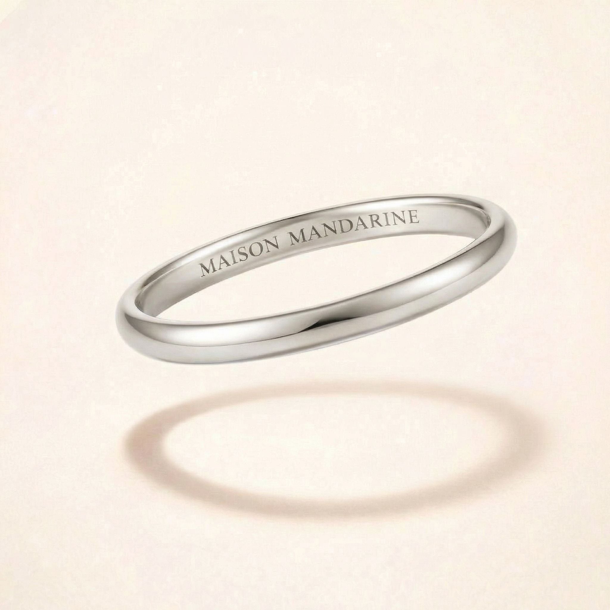 Alliance demi-jonc 2 mm pour femme en platine. Création joaillière éthique et intemporelle, fabriquée à la main à Paris.