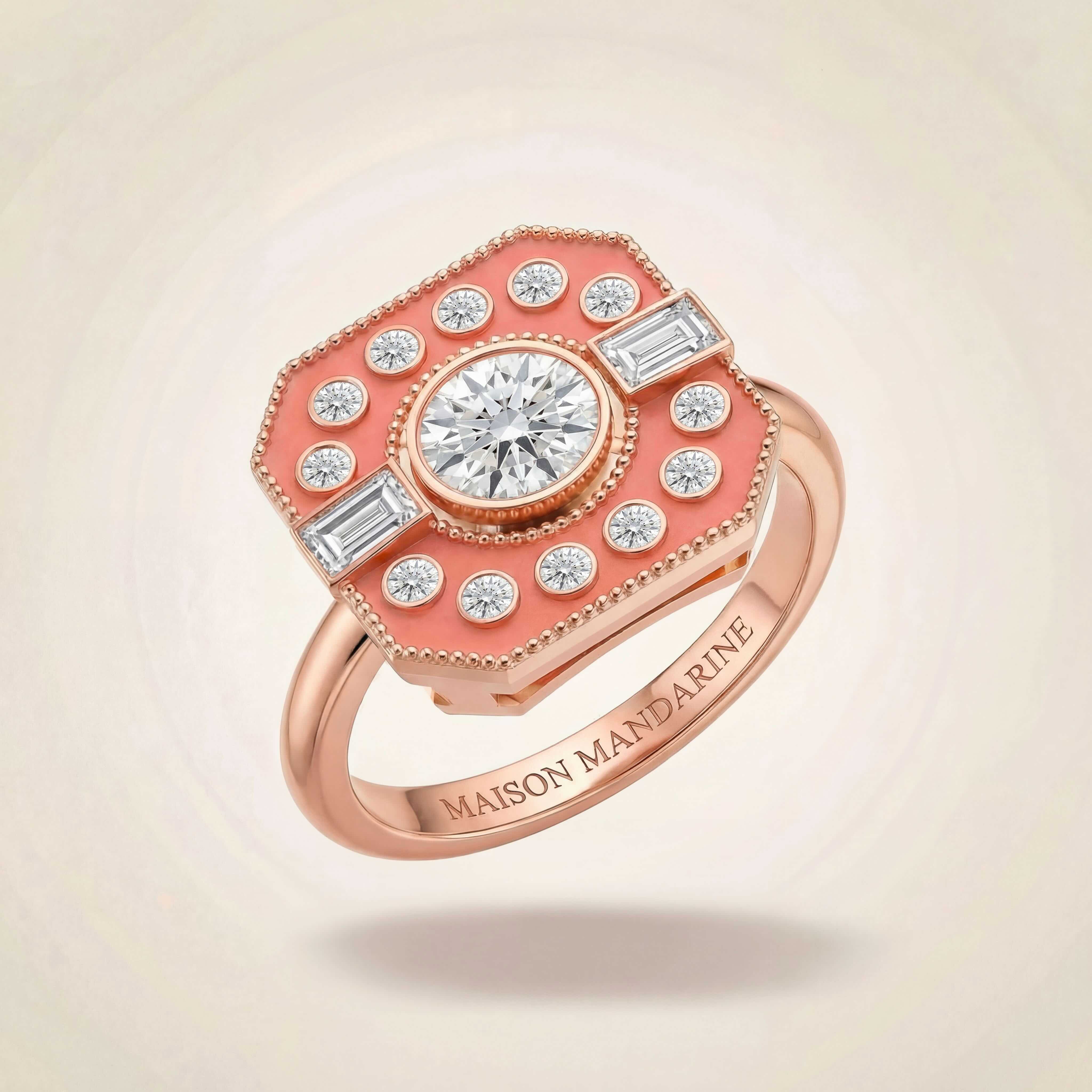 Bague Art déco en or rose 18 carats, diamants et laque corail Maison Mandarine, vue 3/4 en lévitation