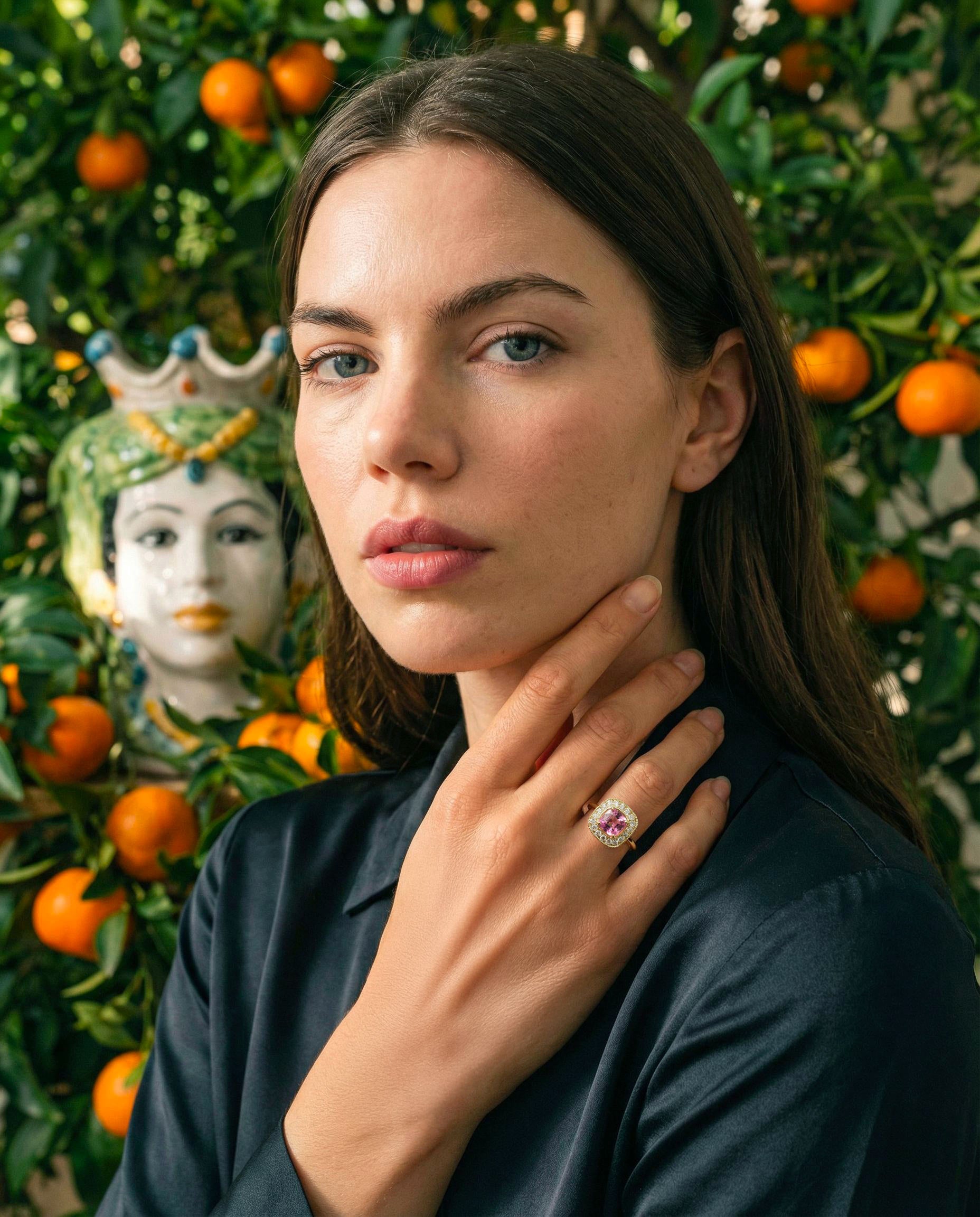Bague de fiançailles en or 18 carats avec saphir rose portée par une femme joaillerie Maison Mandarine Paris