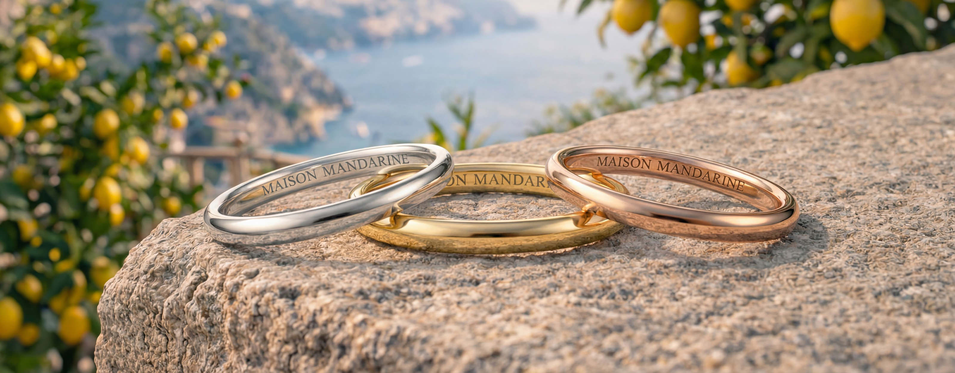 Alliances classiques femme en or jaune, or rose et platine sur fond de côte méditerranéenne, Maison Mandarine