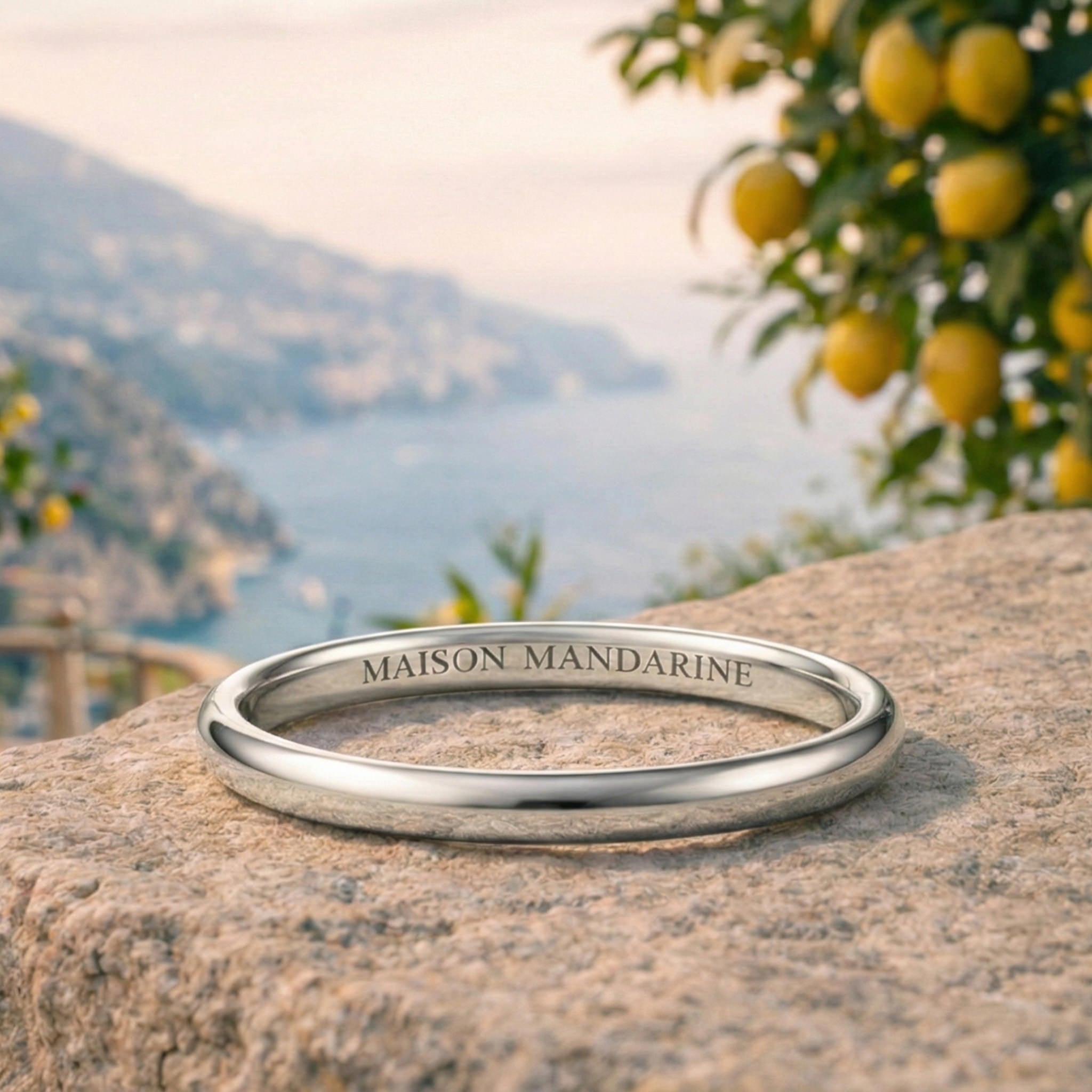 Alliances demi-jonc 2 mm en or blanc 18 carats recyclé pour homme et femme. Bagues de mariage intemporelles façonnées à la main à Paris par Maison Mandarine.