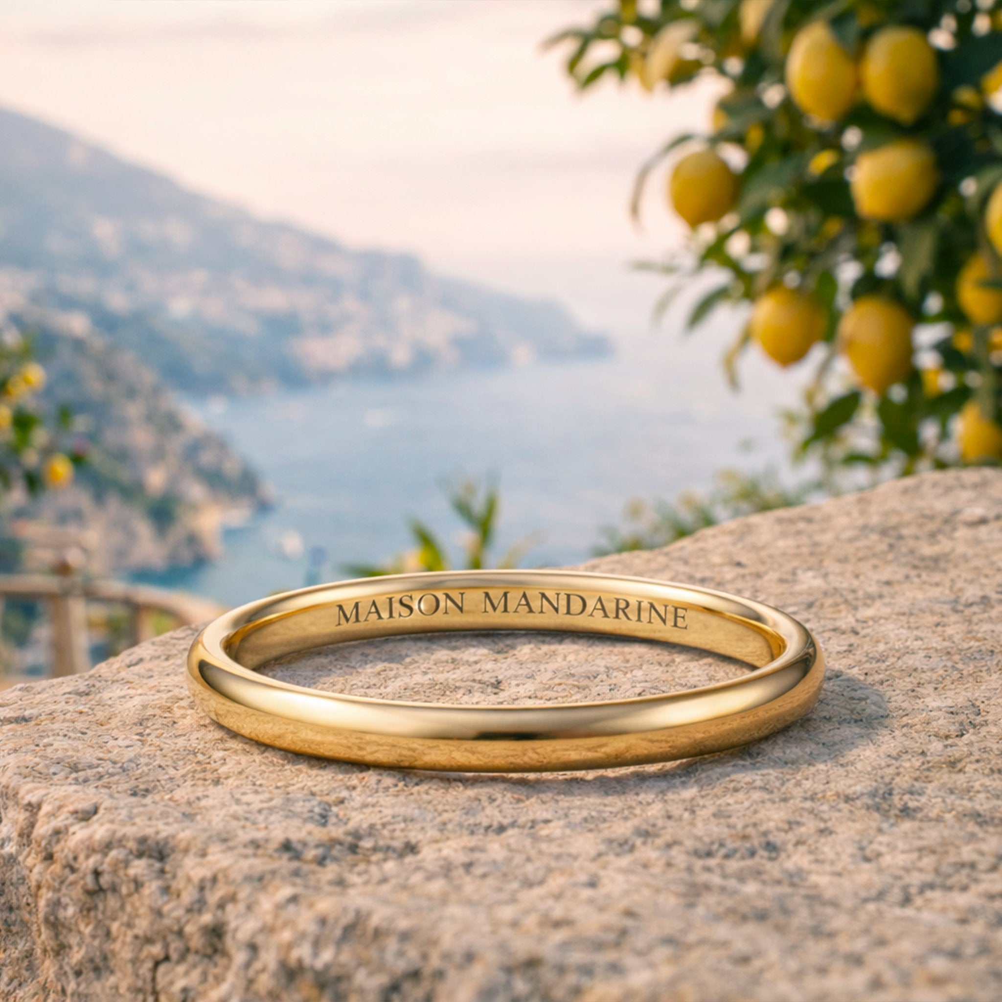 Alliances demi-jonc 2 mm en or jaune 18 carats recyclé pour homme et femme. Bagues de mariage intemporelles façonnées à la main à Paris par Maison Mandarine.