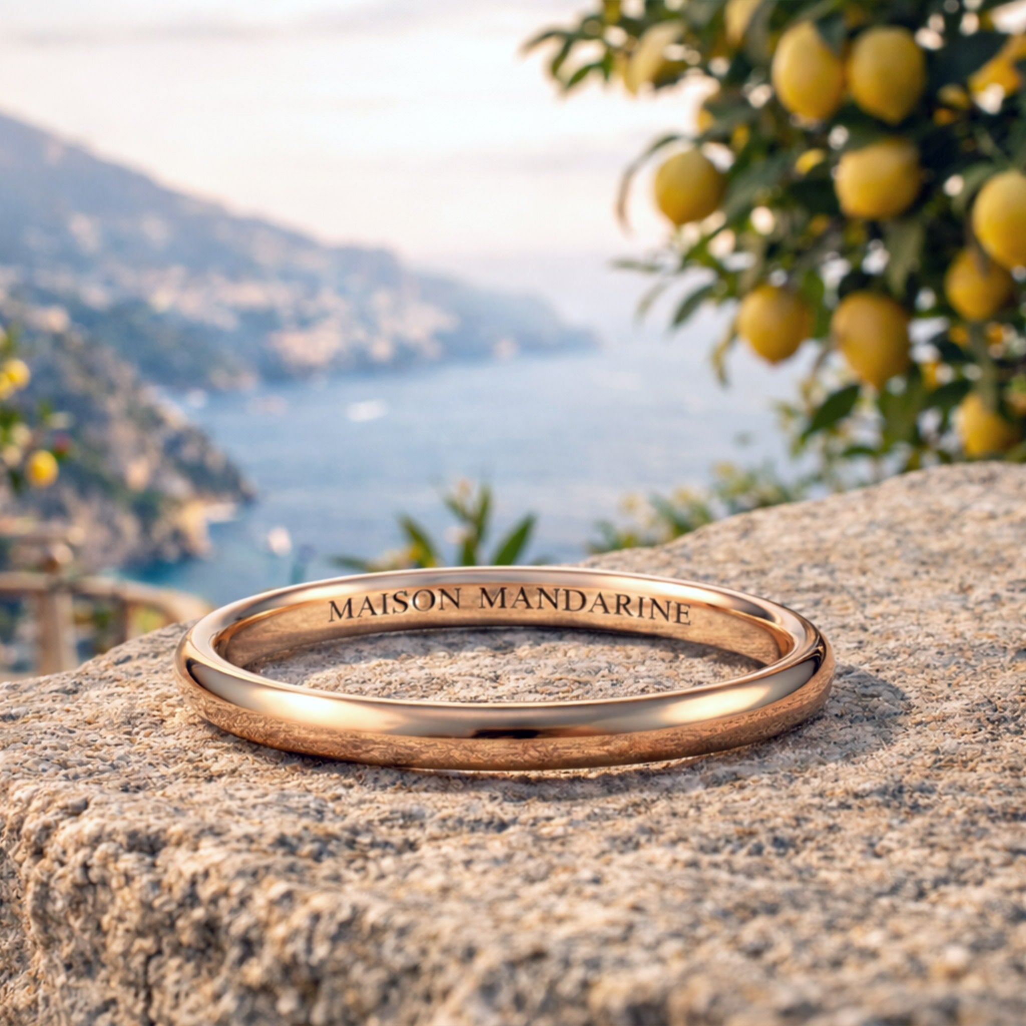 Alliances demi-jonc 2 mm en or rose 18 carats recyclé pour homme et femme. Bagues de mariage intemporelles façonnées à la main à Paris par Maison Mandarine.