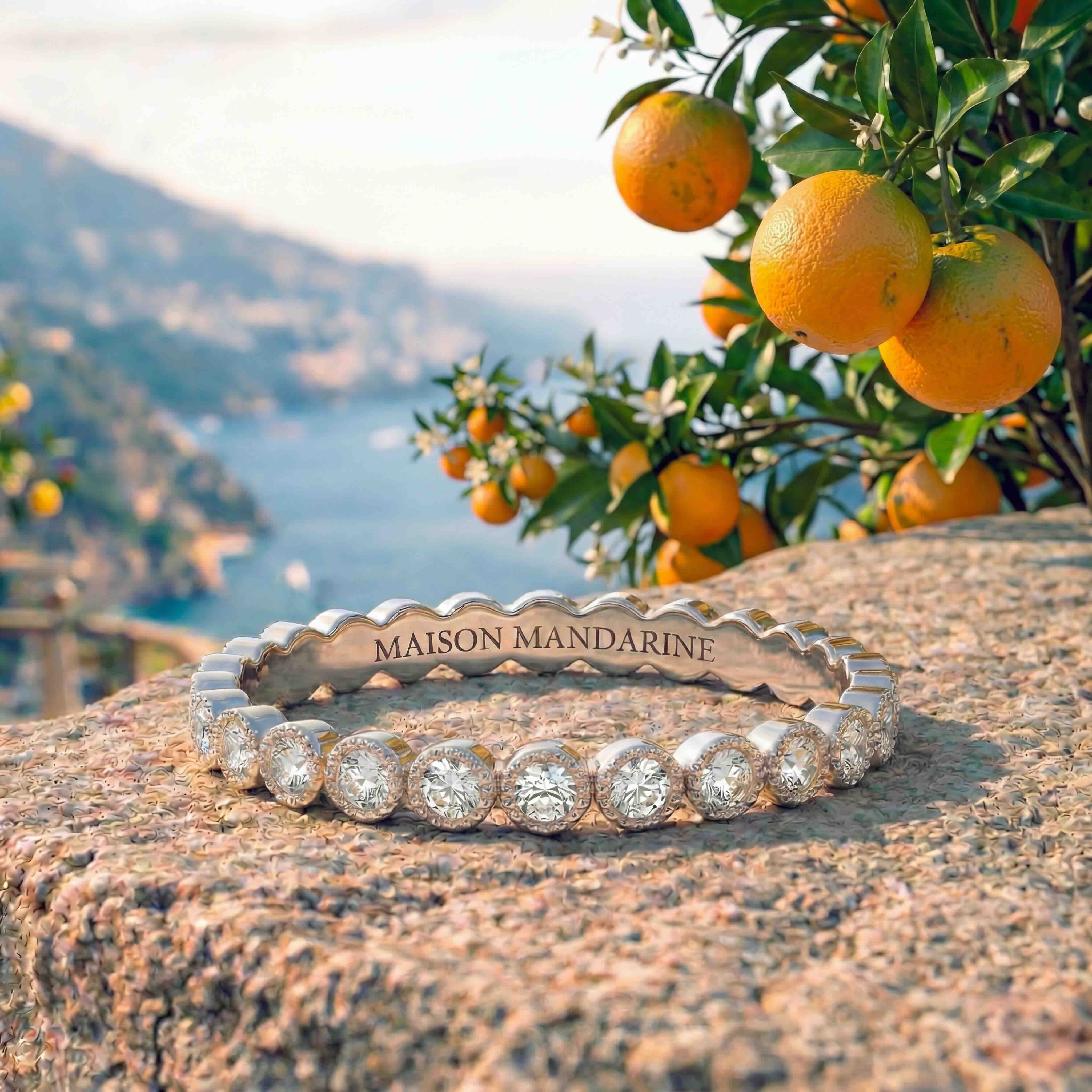 Alliance diamant serti clos perlé en or blanc 18 carats Maison Mandarine posée sur une pierre sous un oranger