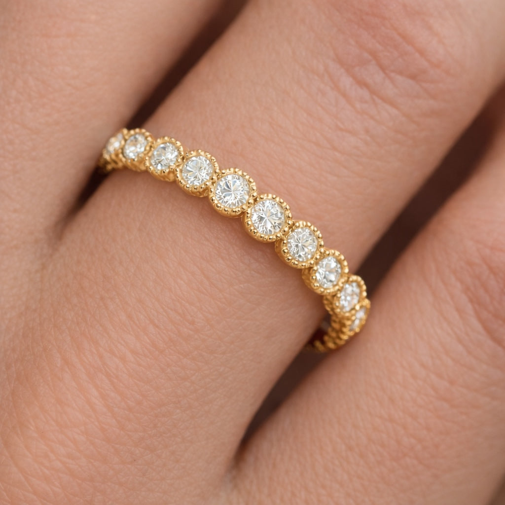 Alliance diamant tour complet serti clos perlé en or jaune 18 carats portée sur une main – Maison Mandarine