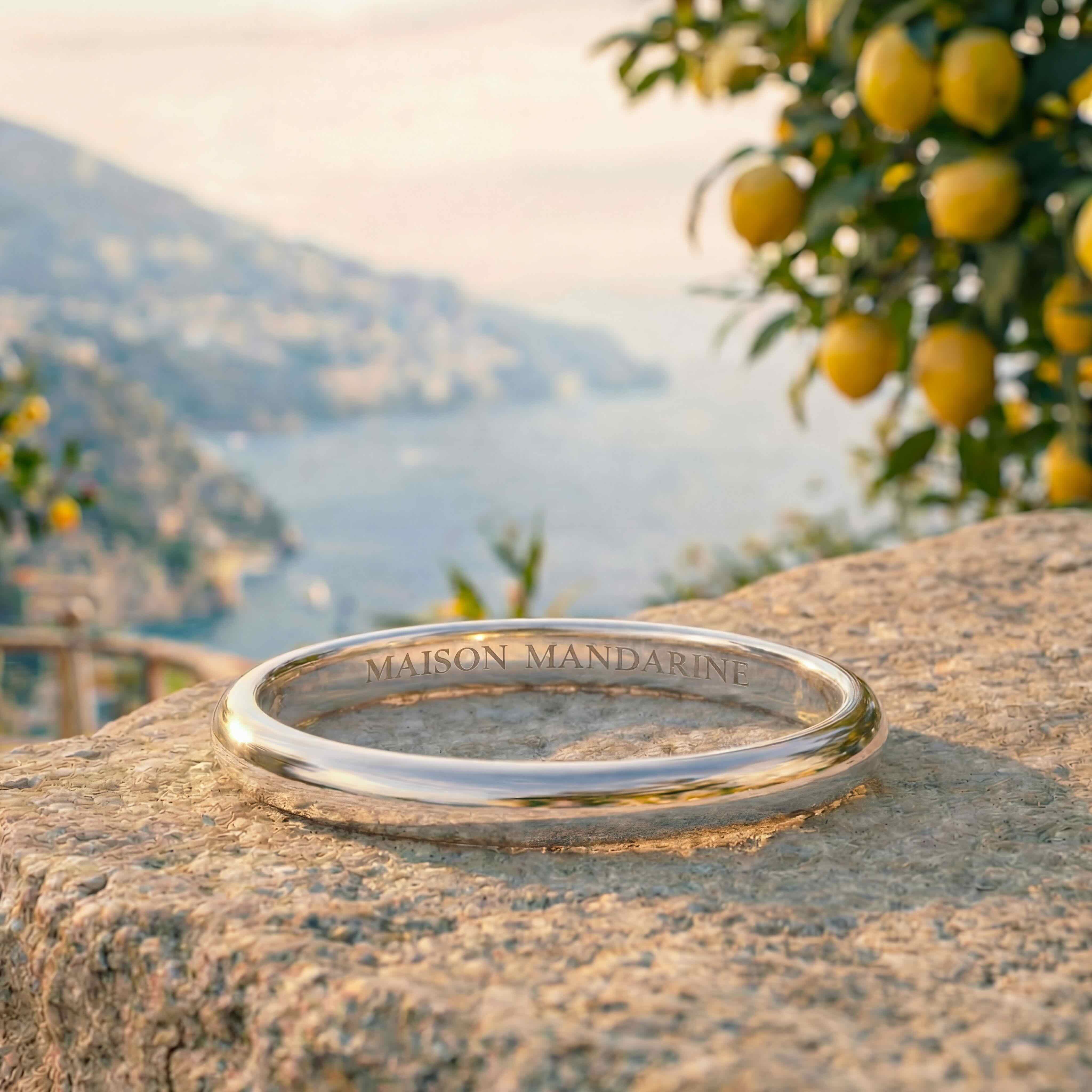 Alliance femme jonc 2 mm en platine, bague de mariage sur pierre avec citronnier et vue mer Méditerranée, Maison Mandarine joaillerie à Paris