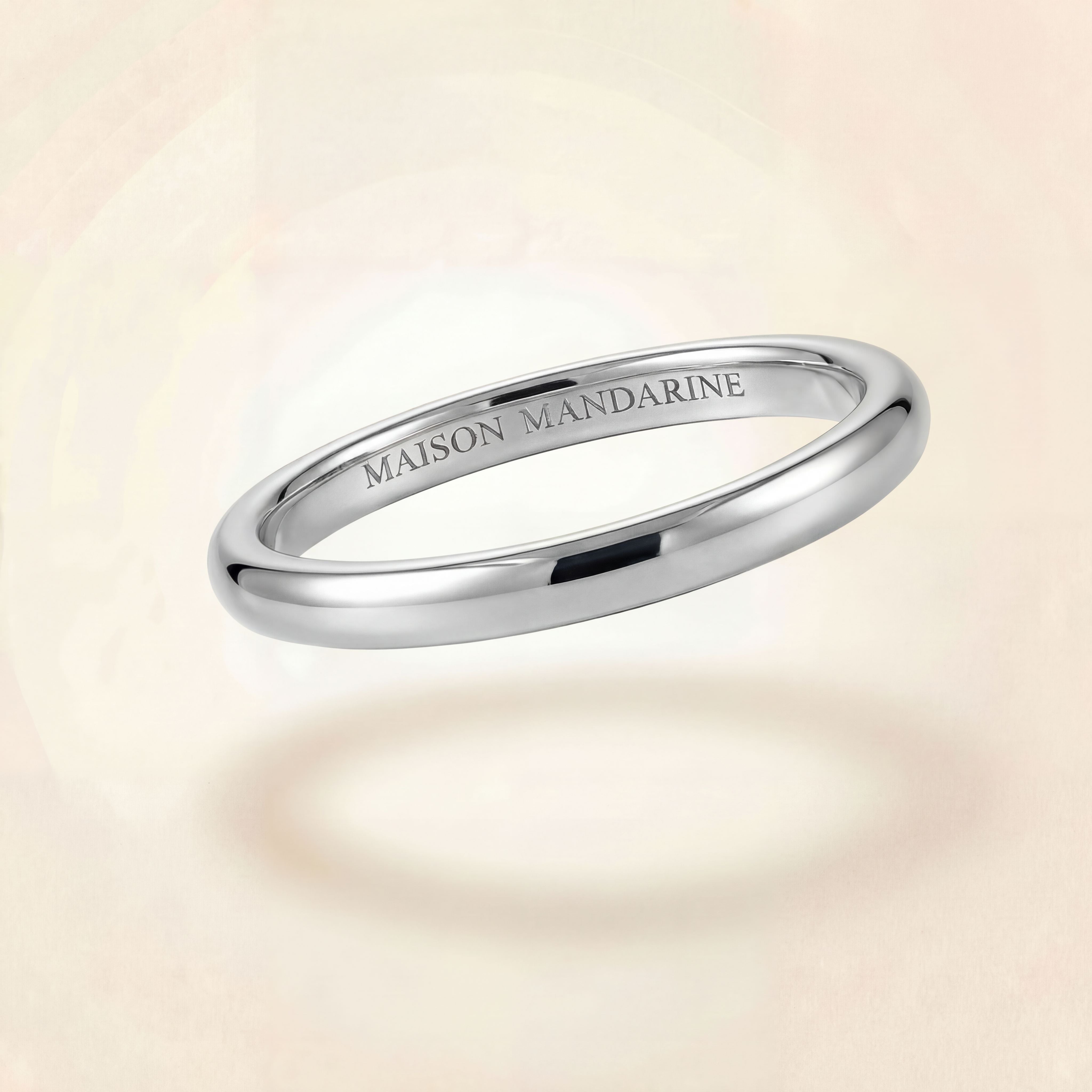 Alliance jonc confort 2 mm en platine pour femme, finition polie, joaillerie parisienne Maison Mandarine joaillerie à Paris