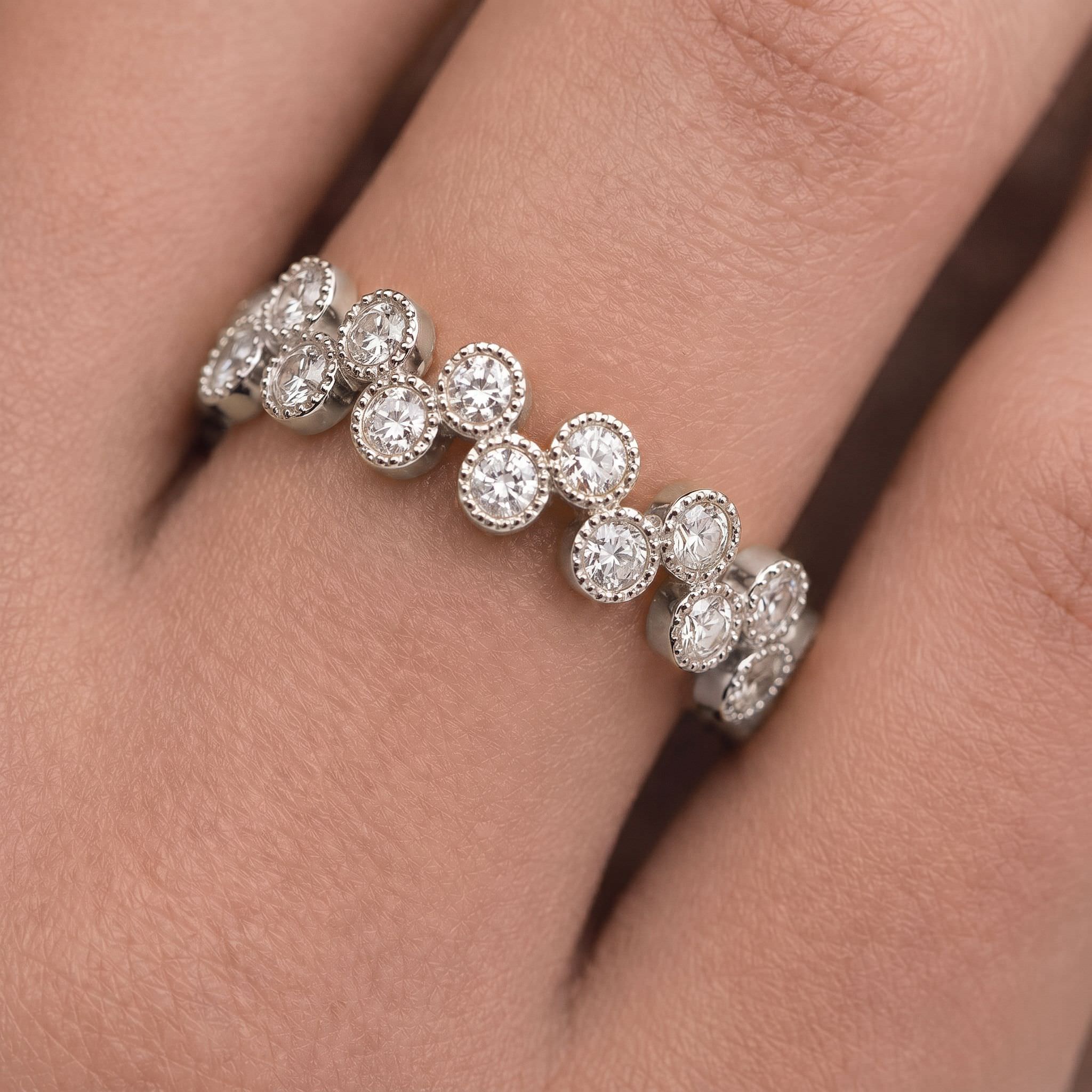 Alliance L’Oranger M en or blanc sertie de deux rangées de diamants en quinconce, portée à la main