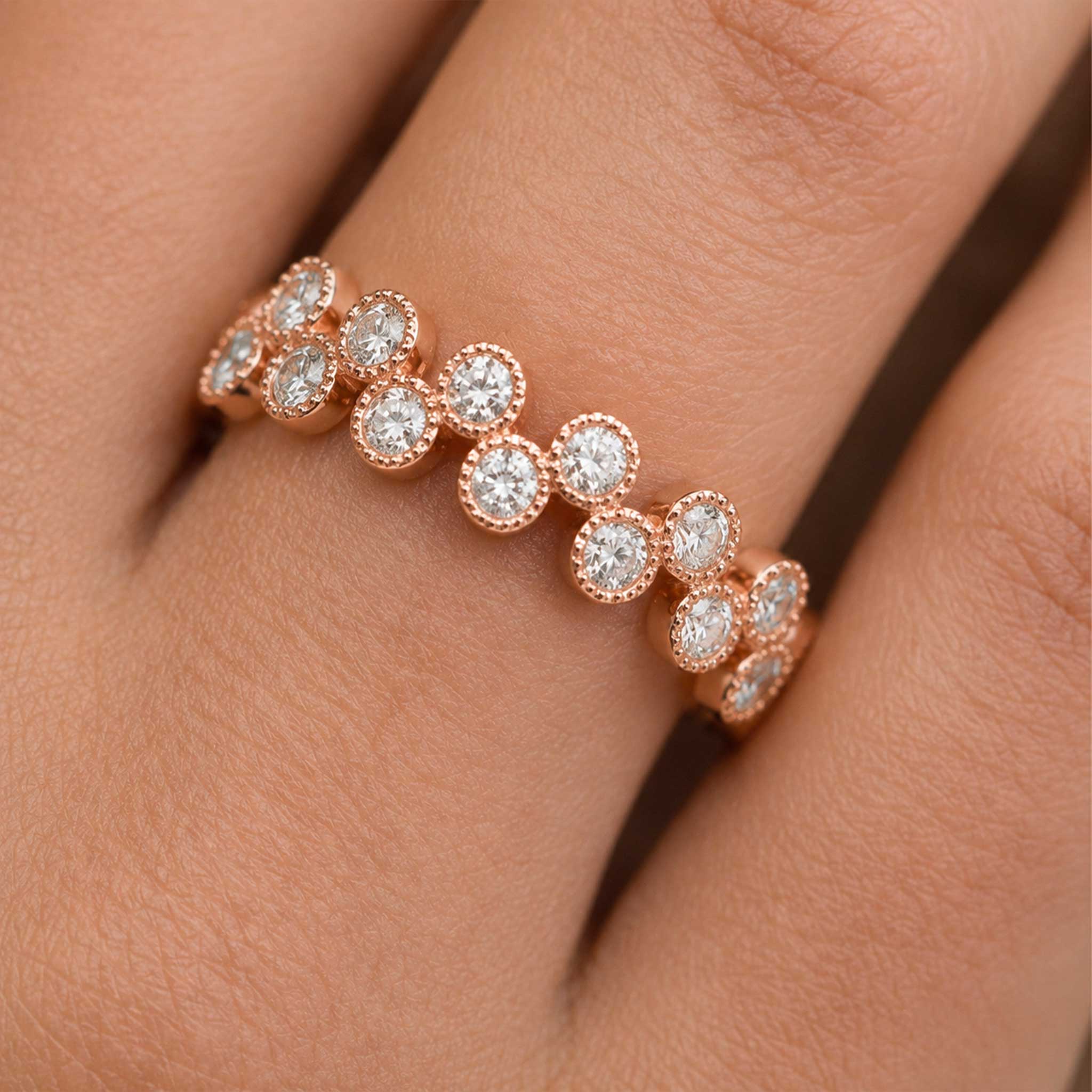 Alliance L’Oranger M en or rose sertie de deux rangées de diamants en quinconce, portée à la main