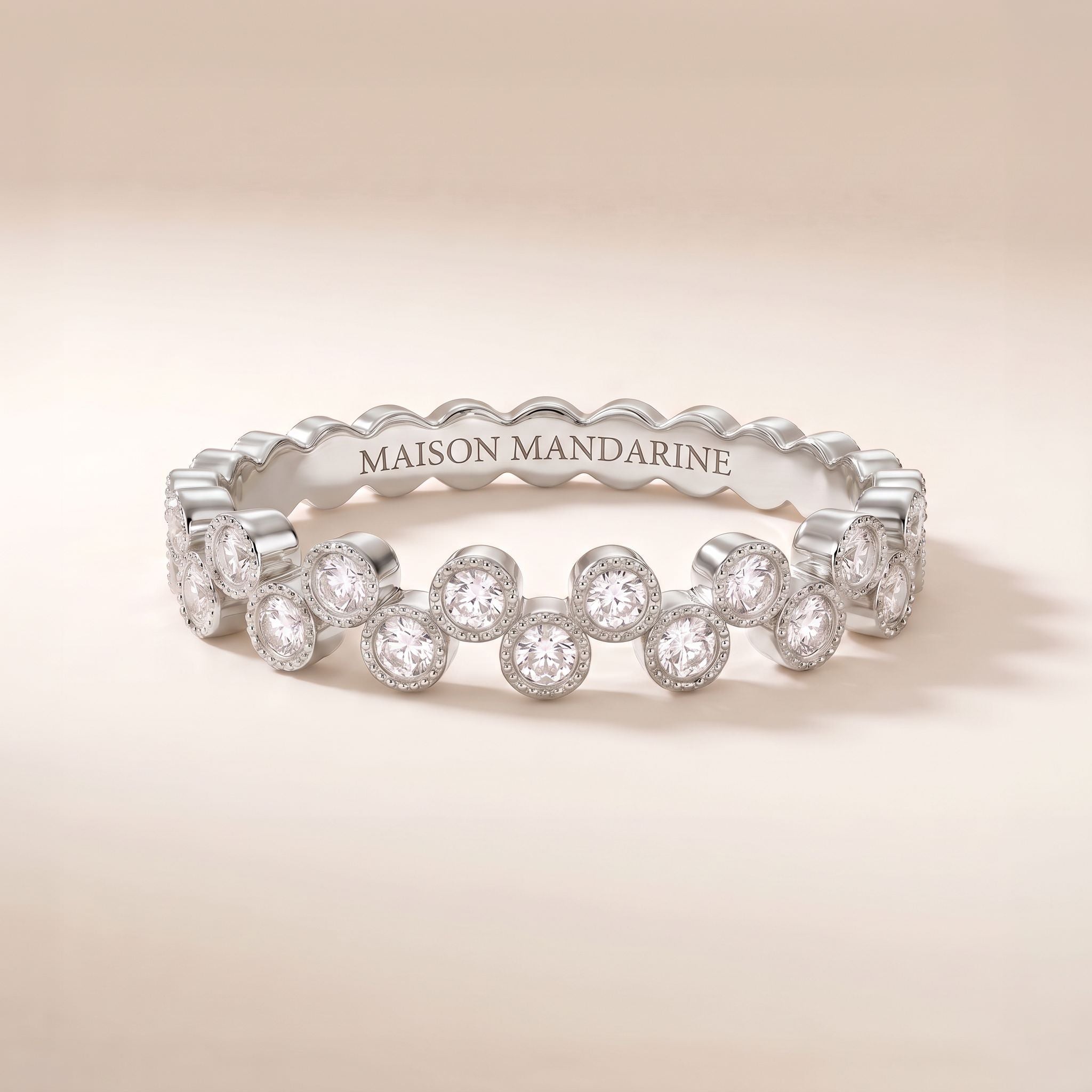 Alliance en platine sertie de deux rangées de diamants en serti clos perlé – Maison Mandarine