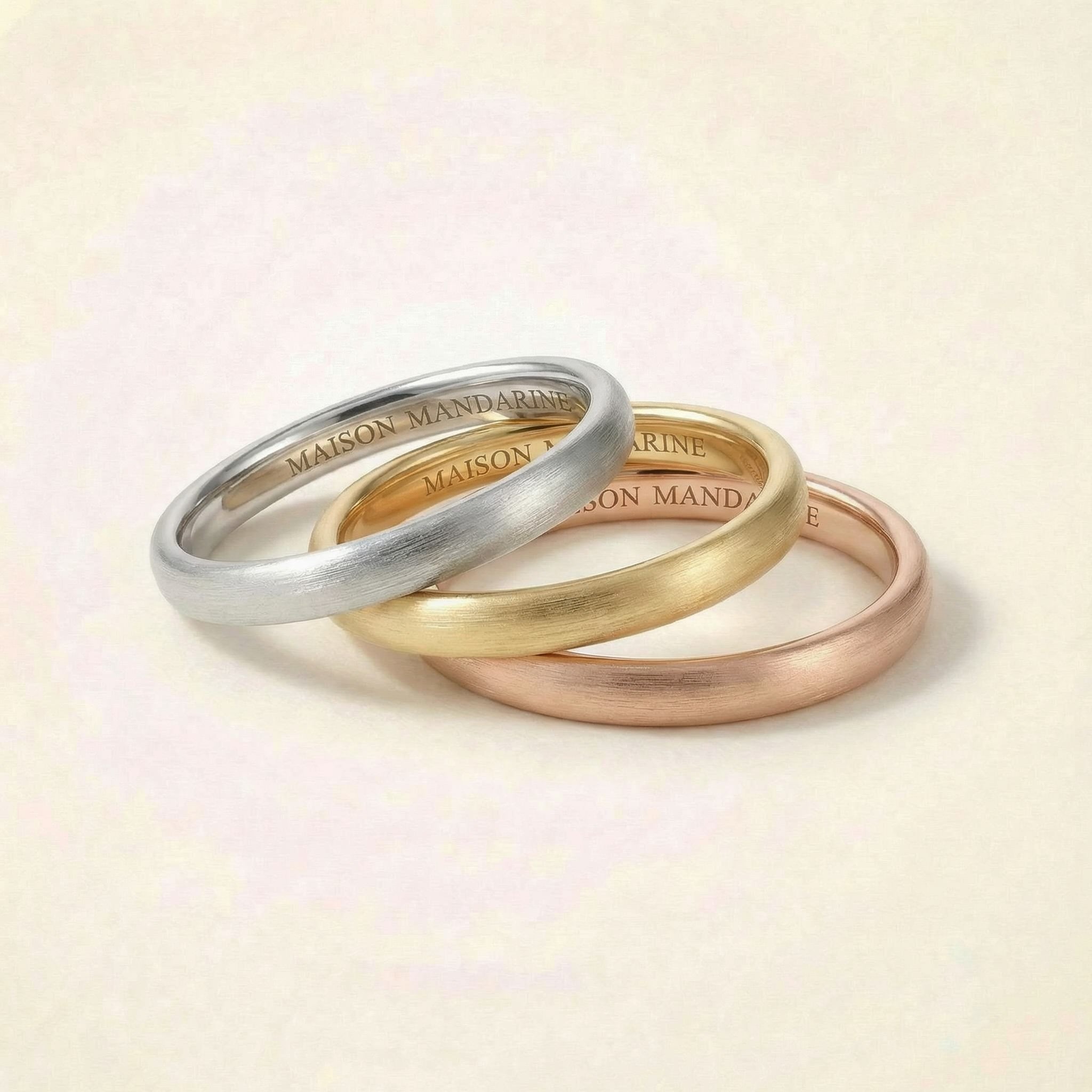Alliances demi-jonc finition mate brossée en or jaune, or blanc et or rose 18 carats recyclé Maison Mandarine.