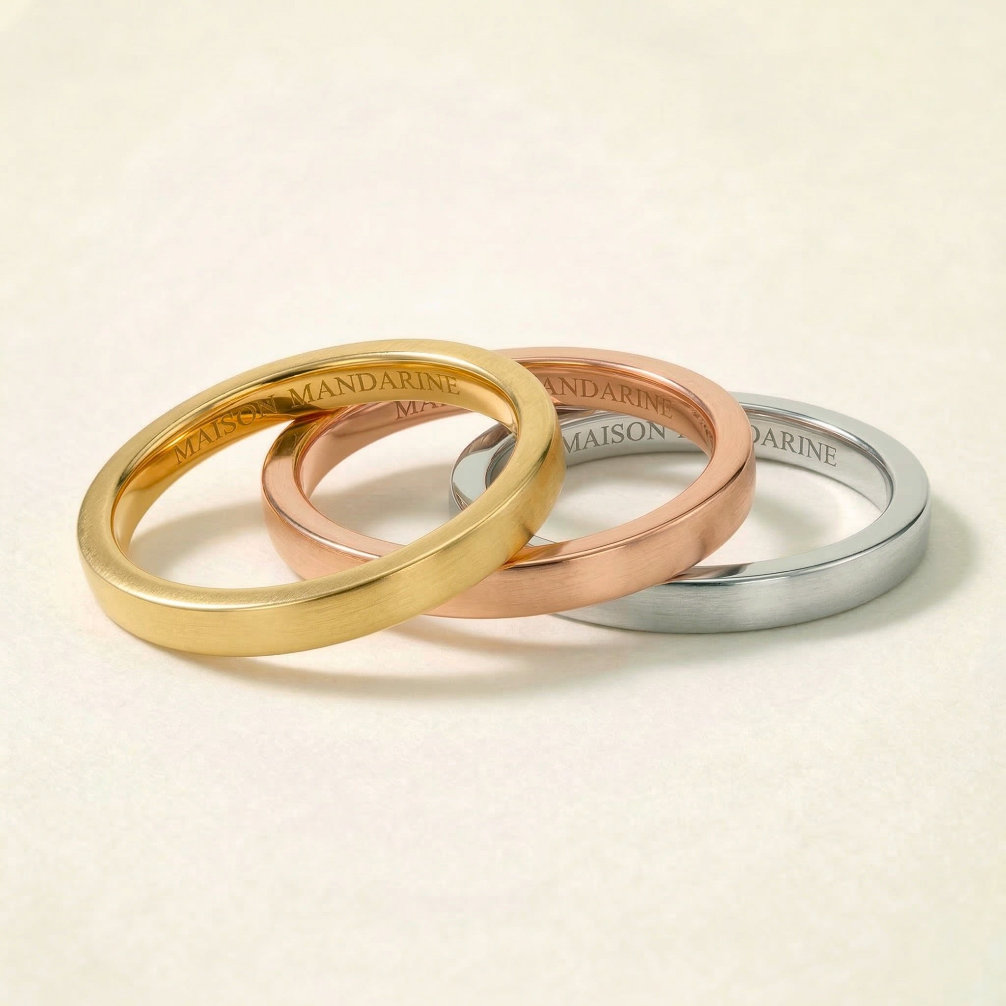 Alliances plates Maison Mandarine en or jaune, or rose et or blanc 18 carats finition brossée mate