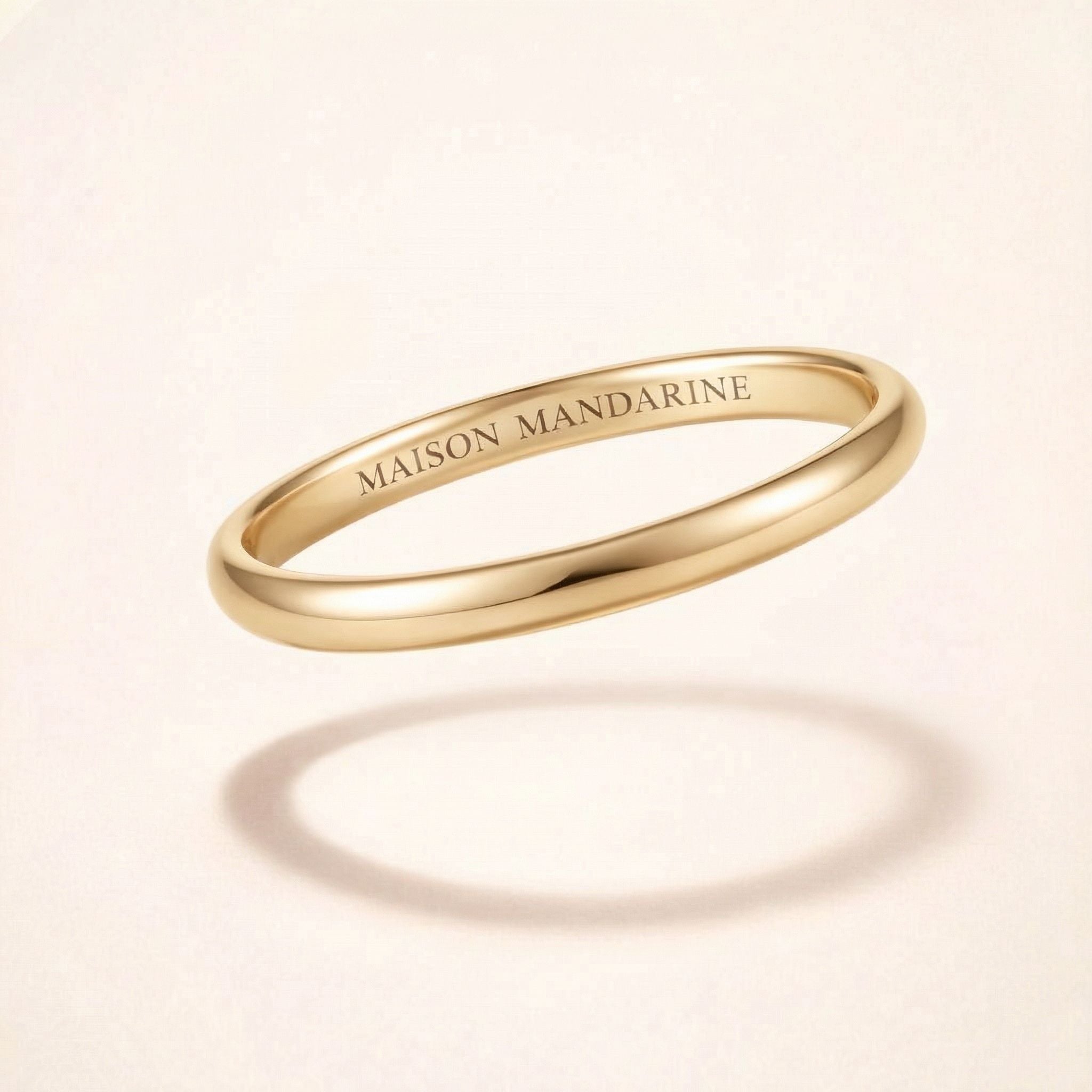 Alliance demi-jonc 2 mm pour homme en or jaune 18 carats. Création joaillière éthique et intemporelle, fabriquée à la main à Paris.