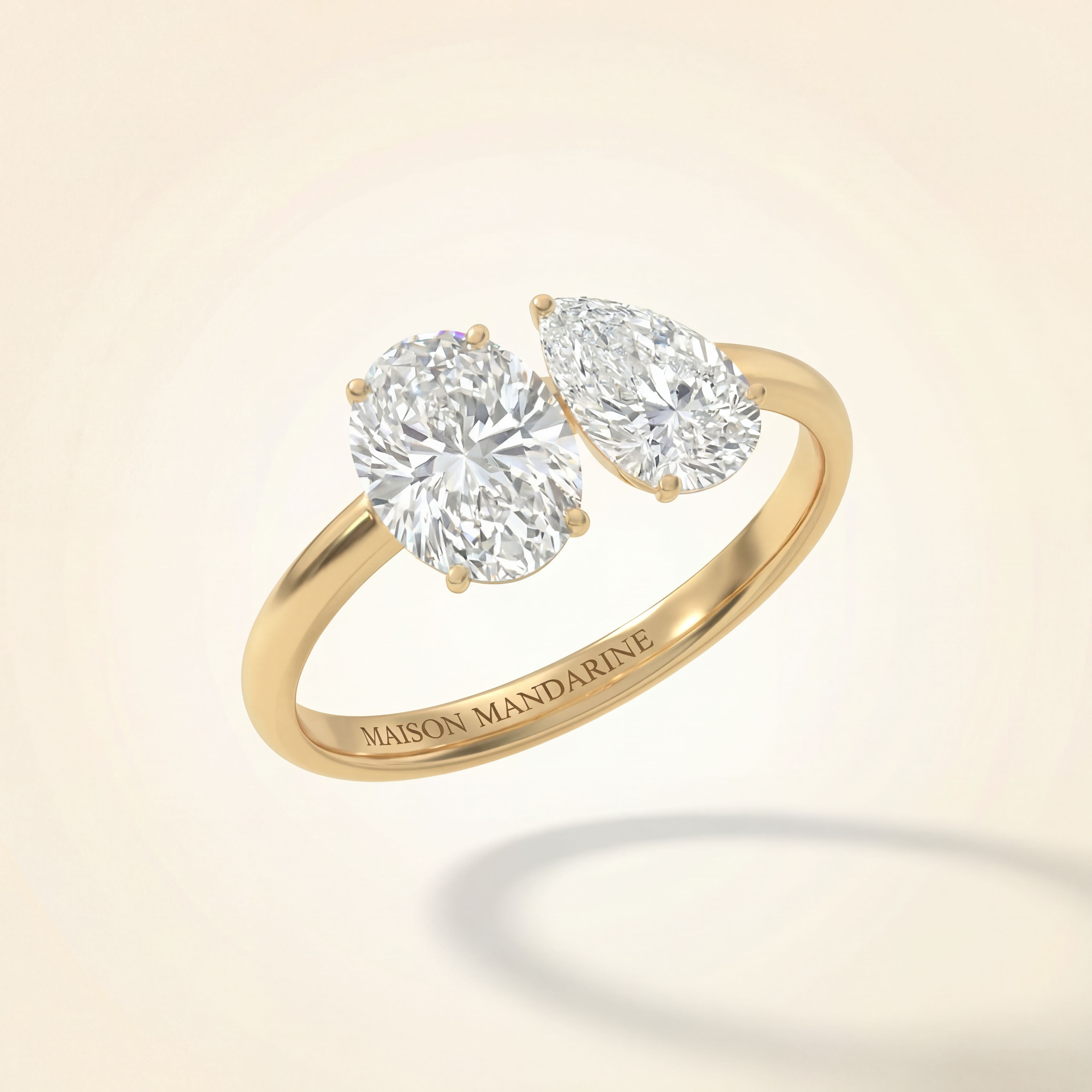 Bague de fiançailles Toi et Moi Maison Mandarine en or 18 carats avec diamants taille ovale et poire