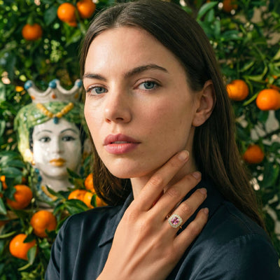 Bague saphir rose coussin entourée de 18 diamants en or jaune 18 carats Maison Mandarine.